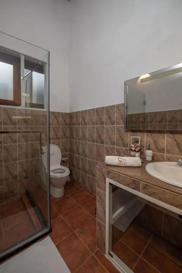 קנדי Swarga Villa 4*,