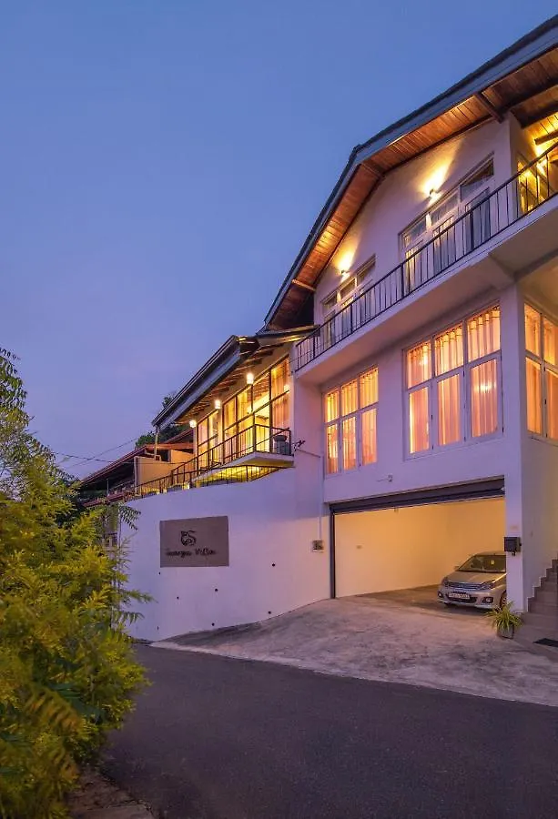 מלון קנדי Swarga Villa